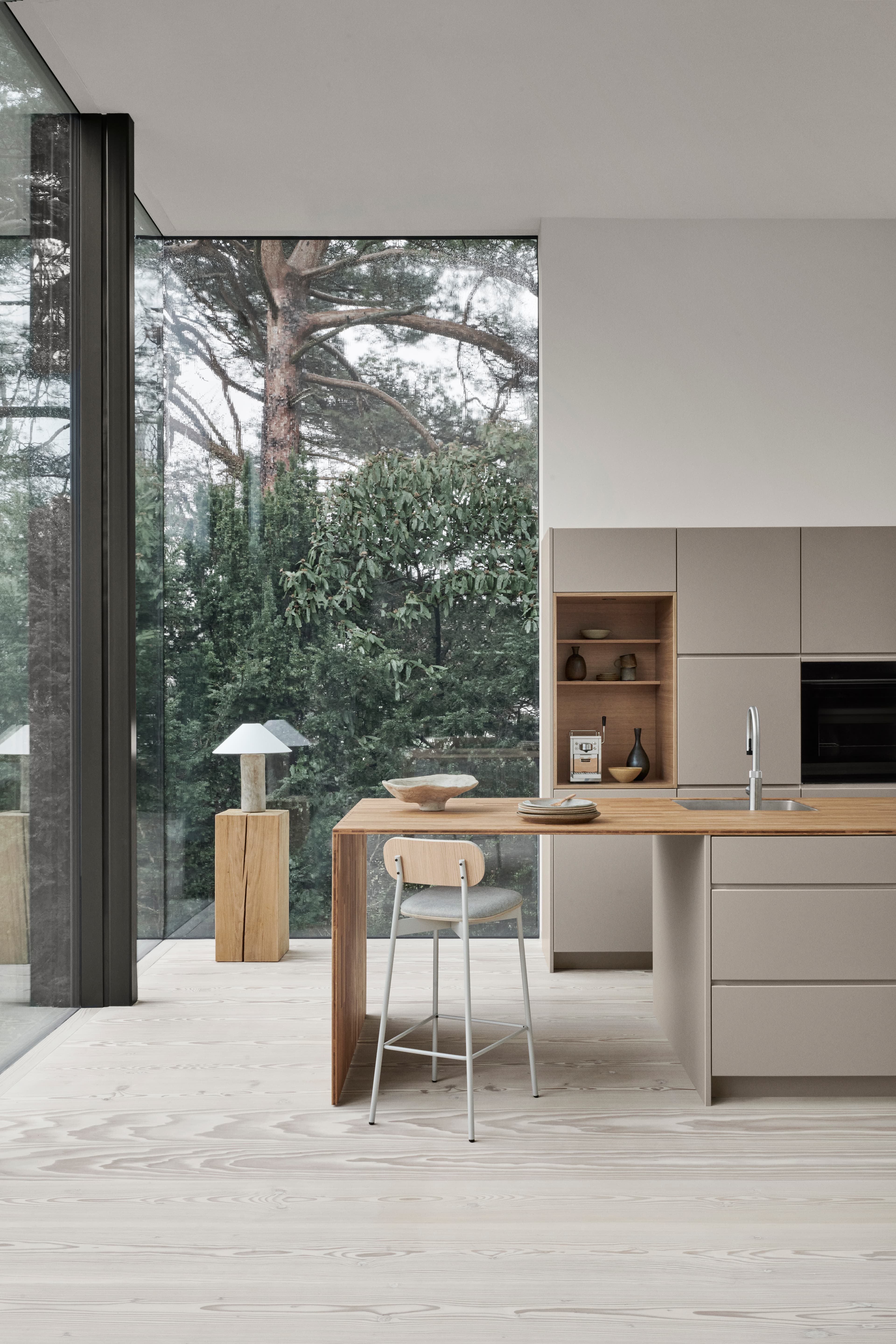MANO arizona beige keuken met strak, minimalistisch design, met greeploze kasten en inbouwapparatuur, die de Scandinavische elegantie belichaamt.